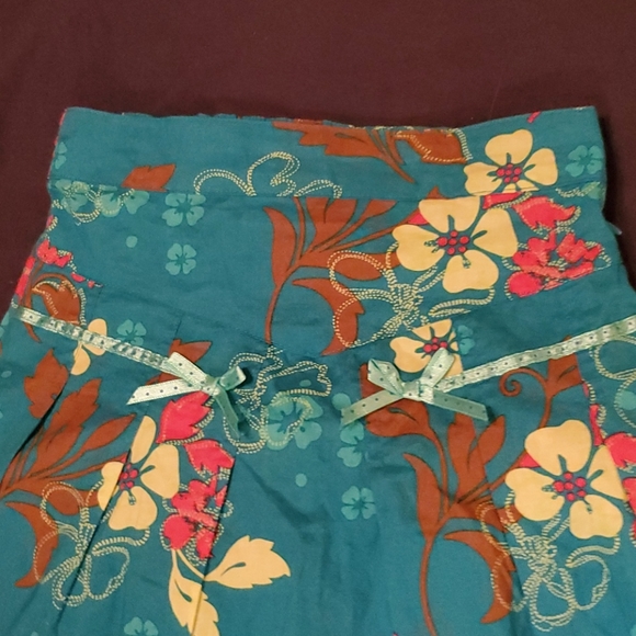 Beautiful floral skirt - Picture 3 of 3